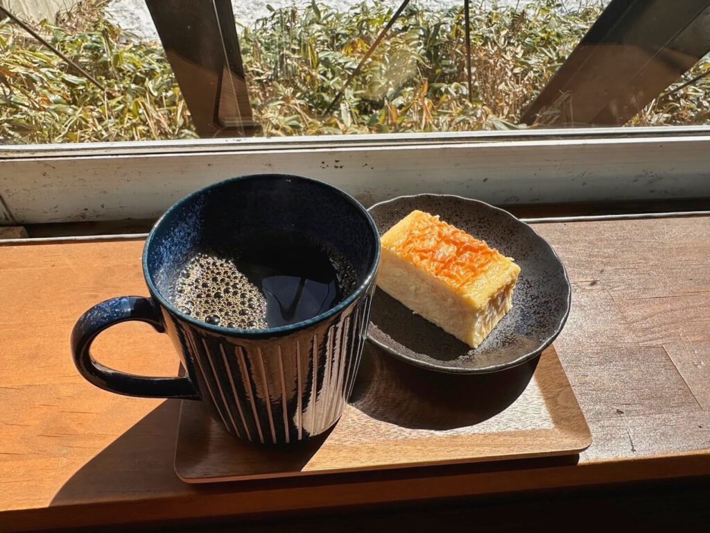 coffee and cake set in the Koya Pond mountain hut.